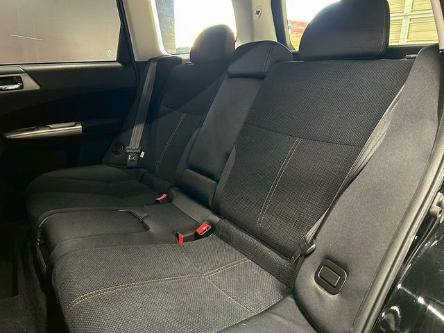 フォレスター 2.0XT (禁煙車)(5速MT)(タイミングベルト交換済み)(4WD)(クルコン)(HIDヘッドライト)(パワーシート)(フルフラット)(シートヒーター)(フロント&リアフォグランプ)(純正17インチAW)(49枚目)