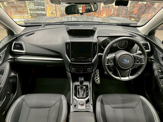 フォレスター プレミアム (禁煙車)(4WD)(半黒革)(メーカーSDナビ)(バック&サイドカメラ)(レーダークルーズコントロール)(パドルシフト)(パワーシート)(シートヒーター)(フルフラット)(純正18インチナビ)(5枚目)