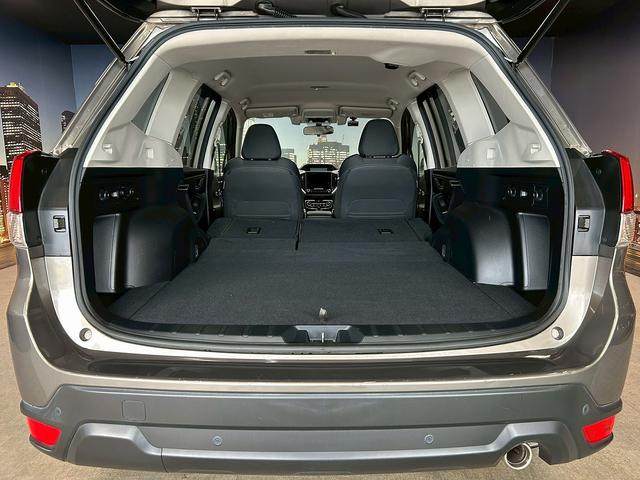 フォレスター プレミアム (禁煙車)(4WD)(半黒革)(メーカーSDナビ)(バック&サイドカメラ)(レーダークルーズコントロール)(パドルシフト)(パワーシート)(シートヒーター)(フルフラット)(純正18インチナビ)(12枚目)