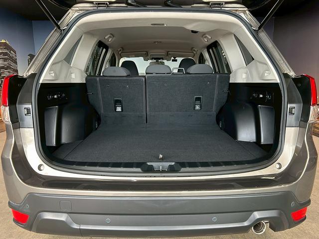 フォレスター プレミアム (禁煙車)(4WD)(半黒革)(メーカーSDナビ)(バック&サイドカメラ)(レーダークルーズコントロール)(パドルシフト)(パワーシート)(シートヒーター)(フルフラット)(純正18インチナビ)(13枚目)