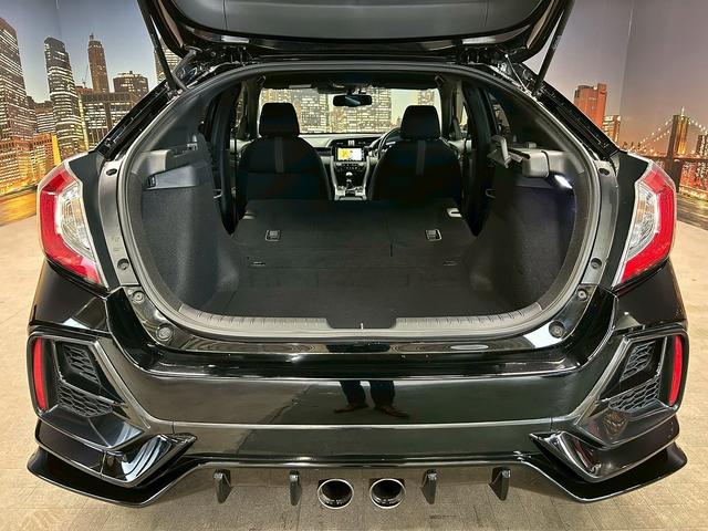 シビック ハッチバック (禁煙車)(6速MT)(黒半革)(ホンダセンシング)(純正SDナビ)(LEDヘッドライト)(フロントフォグ)(バックカメラ)(プッシュスタート&スマートキー)(パワーシート)(純正18インチAW)(12枚目)