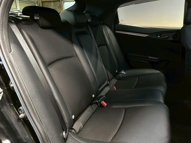 シビック ハッチバック (禁煙車)(6速MT)(黒半革)(ホンダセンシング)(純正SDナビ)(LEDヘッドライト)(フロントフォグ)(バックカメラ)(プッシュスタート&スマートキー)(パワーシート)(純正18インチAW)(17枚目)