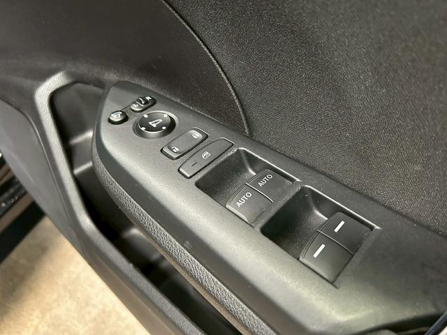 シビック ハッチバック (禁煙車)(6速MT)(黒半革)(ホンダセンシング)(純正SDナビ)(LEDヘッドライト)(フロントフォグ)(バックカメラ)(プッシュスタート&スマートキー)(パワーシート)(純正18インチAW)(30枚目)