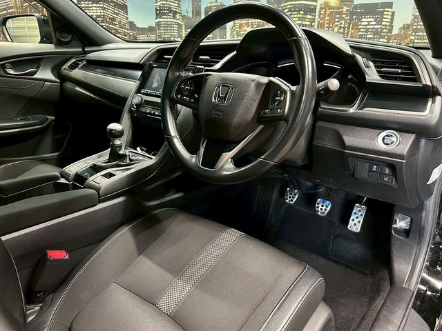 シビック ハッチバック (禁煙車)(6速MT)(黒半革)(ホンダセンシング)(純正SDナビ)(LEDヘッドライト)(フロントフォグ)(バックカメラ)(プッシュスタート&スマートキー)(パワーシート)(純正18インチAW)(33枚目)