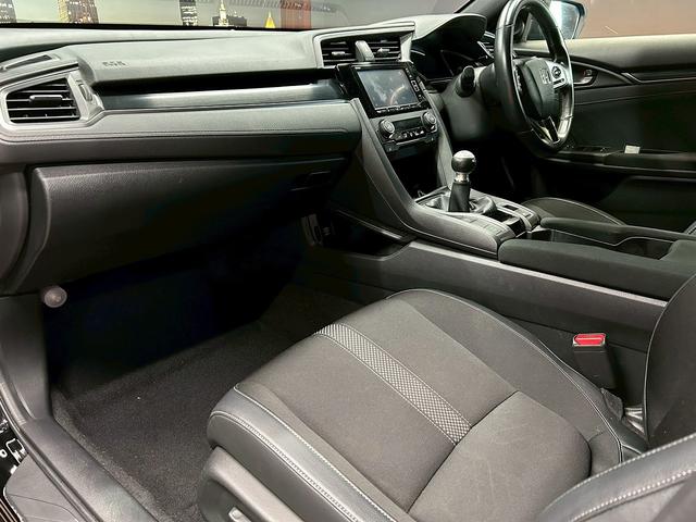 シビック ハッチバック (禁煙車)(6速MT)(黒半革)(ホンダセンシング)(純正SDナビ)(LEDヘッドライト)(フロントフォグ)(バックカメラ)(プッシュスタート&スマートキー)(パワーシート)(純正18インチAW)(34枚目)