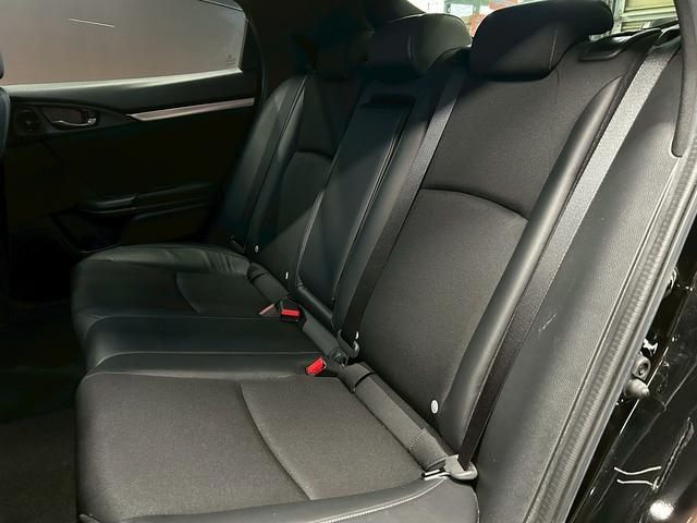 シビック ハッチバック (禁煙車)(6速MT)(黒半革)(ホンダセンシング)(純正SDナビ)(LEDヘッドライト)(フロントフォグ)(バックカメラ)(プッシュスタート&スマートキー)(パワーシート)(純正18インチAW)(36枚目)