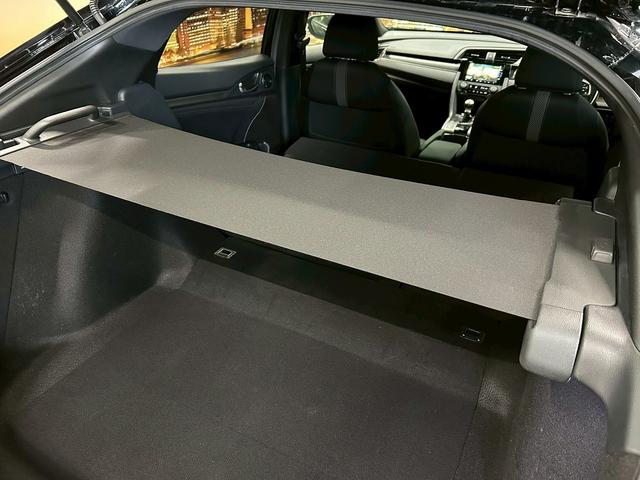 シビック ハッチバック (禁煙車)(6速MT)(黒半革)(ホンダセンシング)(純正SDナビ)(LEDヘッドライト)(フロントフォグ)(バックカメラ)(プッシュスタート&スマートキー)(パワーシート)(純正18インチAW)(39枚目)