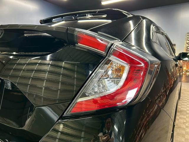 シビック ハッチバック (禁煙車)(6速MT)(黒半革)(ホンダセンシング)(純正SDナビ)(LEDヘッドライト)(フロントフォグ)(バックカメラ)(プッシュスタート&スマートキー)(パワーシート)(純正18インチAW)(40枚目)