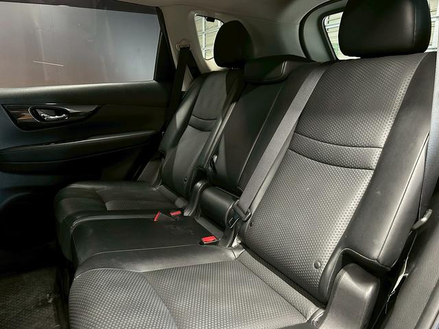 エクストレイル 20Xi (禁煙車)(4WD)(全周囲カメラ)(純正SDナビ)(LEDヘッドライト)(アイドリングストップ)(プッシュスタート&スマートキー)(デジタルインナーミラー)(フルフラット)(純正18インチAW)(33枚目)