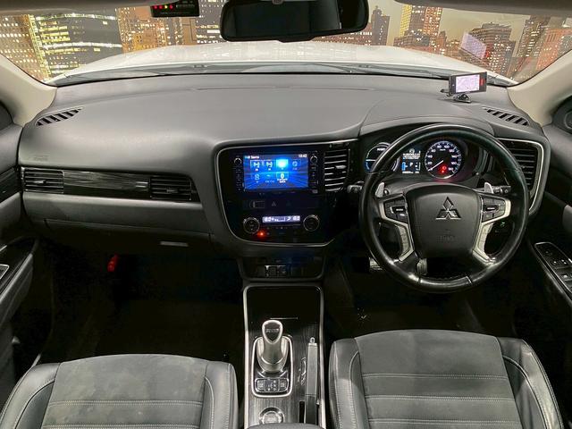 アウトランダーPHEV Gナビパッケージ (禁煙車)(4WD)(純正SDナビ)(全周囲カメラ)(黒半革)(レーダークルーズ)(LEDヘッドライト)(クリアランスソナー)(パワーシート)(シートヒーター)(パドルシフト)(純正18インチAW)(5枚目)