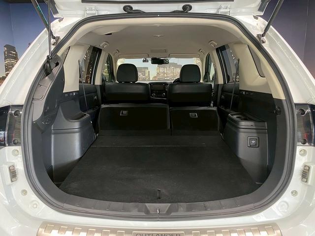 アウトランダーPHEV Gナビパッケージ (禁煙車)(4WD)(純正SDナビ)(全周囲カメラ)(黒半革)(レーダークルーズ)(LEDヘッドライト)(クリアランスソナー)(パワーシート)(シートヒーター)(パドルシフト)(純正18インチAW)(16枚目)