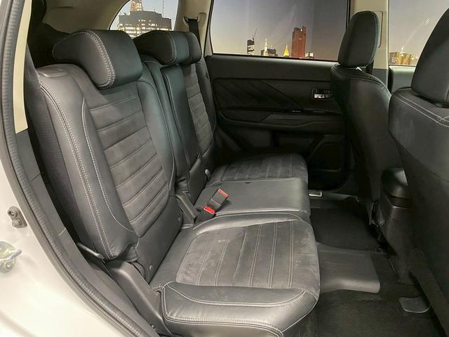 アウトランダーPHEV Gナビパッケージ (禁煙車)(4WD)(純正SDナビ)(全周囲カメラ)(黒半革)(レーダークルーズ)(LEDヘッドライト)(クリアランスソナー)(パワーシート)(シートヒーター)(パドルシフト)(純正18インチAW)(19枚目)