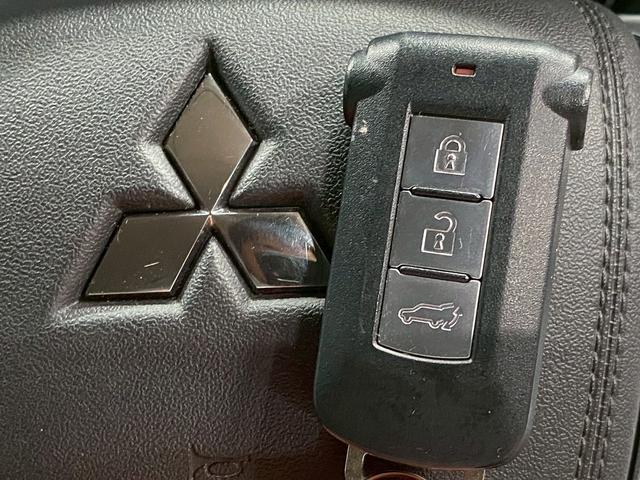 アウトランダーPHEV Gナビパッケージ (禁煙車)(4WD)(純正SDナビ)(全周囲カメラ)(黒半革)(レーダークルーズ)(LEDヘッドライト)(クリアランスソナー)(パワーシート)(シートヒーター)(パドルシフト)(純正18インチAW)(22枚目)