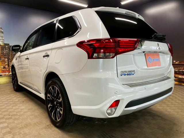 アウトランダーPHEV Gナビパッケージ (禁煙車)(4WD)(純正SDナビ)(全周囲カメラ)(黒半革)(レーダークルーズ)(LEDヘッドライト)(クリアランスソナー)(パワーシート)(シートヒーター)(パドルシフト)(純正18インチAW)(27枚目)