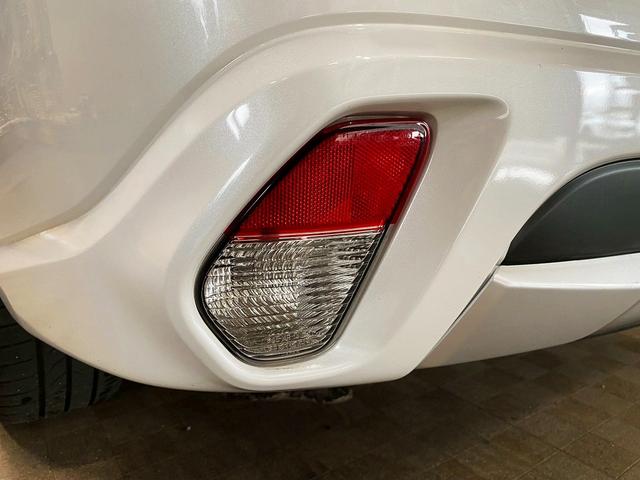 アウトランダーPHEV Gナビパッケージ (禁煙車)(4WD)(純正SDナビ)(全周囲カメラ)(黒半革)(レーダークルーズ)(LEDヘッドライト)(クリアランスソナー)(パワーシート)(シートヒーター)(パドルシフト)(純正18インチAW)(29枚目)