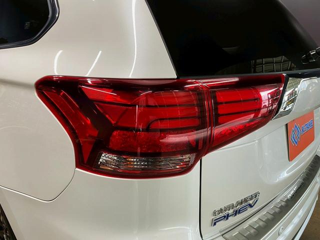 アウトランダーPHEV Gナビパッケージ (禁煙車)(4WD)(純正SDナビ)(全周囲カメラ)(黒半革)(レーダークルーズ)(LEDヘッドライト)(クリアランスソナー)(パワーシート)(シートヒーター)(パドルシフト)(純正18インチAW)(30枚目)