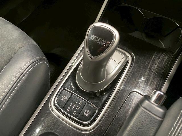 アウトランダーPHEV Gナビパッケージ (禁煙車)(4WD)(純正SDナビ)(全周囲カメラ)(黒半革)(レーダークルーズ)(LEDヘッドライト)(クリアランスソナー)(パワーシート)(シートヒーター)(パドルシフト)(純正18インチAW)(39枚目)