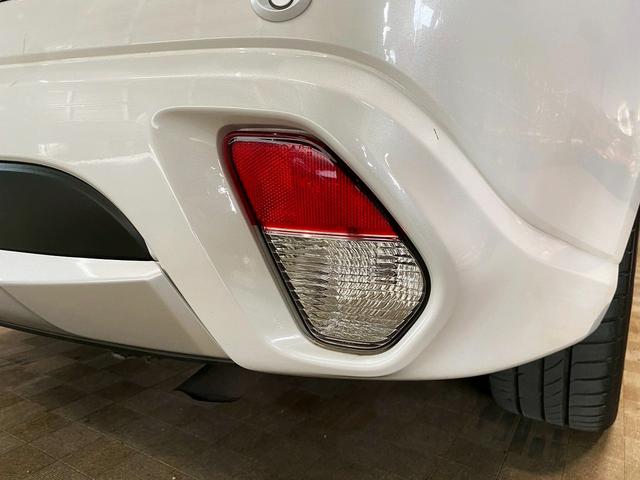 アウトランダーPHEV Gナビパッケージ (禁煙車)(4WD)(純正SDナビ)(全周囲カメラ)(黒半革)(レーダークルーズ)(LEDヘッドライト)(クリアランスソナー)(パワーシート)(シートヒーター)(パドルシフト)(純正18インチAW)(48枚目)