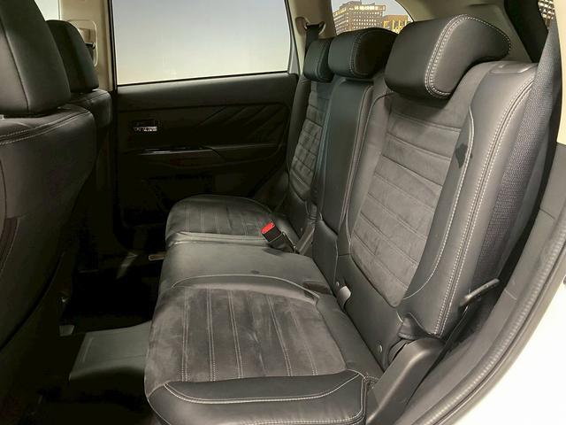 アウトランダーPHEV Gナビパッケージ (禁煙車)(4WD)(純正SDナビ)(全周囲カメラ)(黒半革)(レーダークルーズ)(LEDヘッドライト)(クリアランスソナー)(パワーシート)(シートヒーター)(パドルシフト)(純正18インチAW)(51枚目)