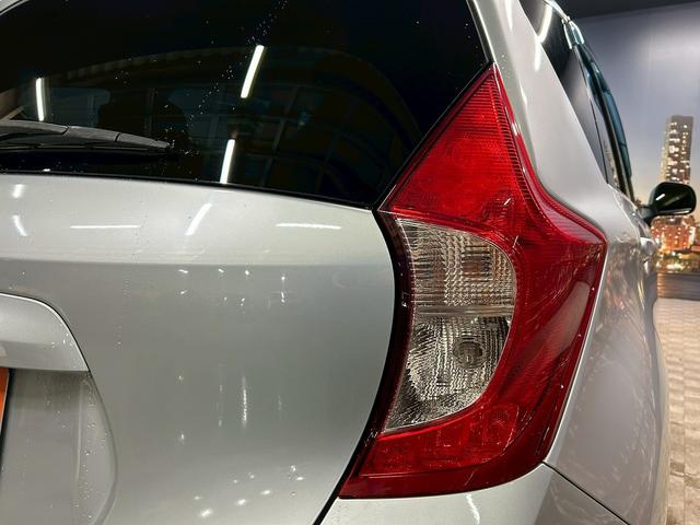 ノート X DIG-S (禁煙車)(純正SDナビ)(バックカメラ)(HIDヘッドライト)(アイドリングストップ)(スマートキー&プッシュスタート)(フルセグTV)(スペアタイヤ)(ETC)(社外14インチAW)(41枚目)