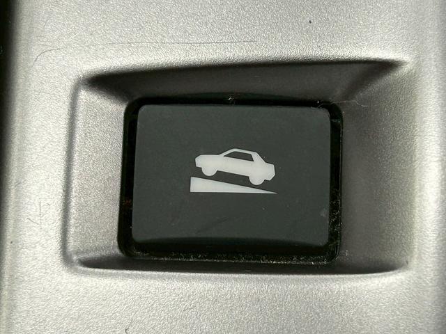 レヴォーグ 2.0STIスポーツアイサイト (禁煙車)(4WD)(レーダークルーズ)(赤本革)(レーンキープ)(アイサイト)(フルフラット)(パドルシフト)(ビルドインETC)(パワーシート)(シートメモリ)(BSM)(純正18インチAW)(11枚目)