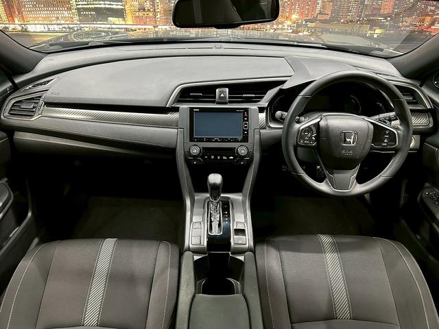 シビック ハッチバック (禁煙車)(純正メモリナビ)(LEDヘッドライト)(バックカメラ)(フロントフォグ)(パドルシフト)(プッシュスタート&スマートキー)(AVH)(純正18インチAW)(5枚目)