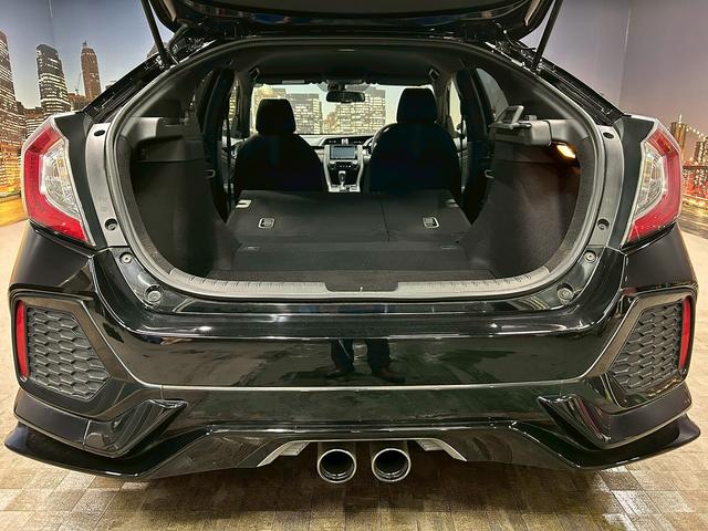 シビック ハッチバック (禁煙車)(純正メモリナビ)(LEDヘッドライト)(バックカメラ)(フロントフォグ)(パドルシフト)(プッシュスタート&スマートキー)(AVH)(純正18インチAW)(14枚目)