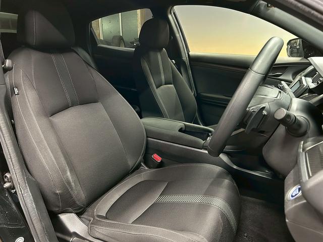 シビック ハッチバック (禁煙車)(純正メモリナビ)(LEDヘッドライト)(バックカメラ)(フロントフォグ)(パドルシフト)(プッシュスタート&スマートキー)(AVH)(純正18インチAW)(15枚目)