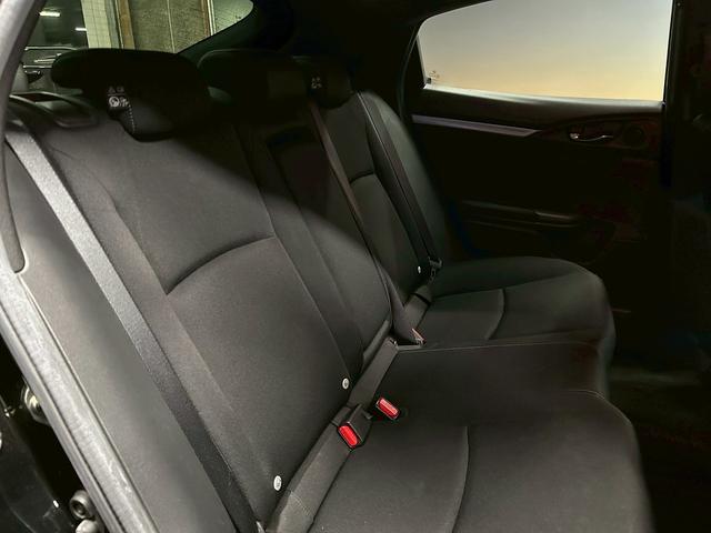 シビック ハッチバック (禁煙車)(純正メモリナビ)(LEDヘッドライト)(バックカメラ)(フロントフォグ)(パドルシフト)(プッシュスタート&スマートキー)(AVH)(純正18インチAW)(16枚目)