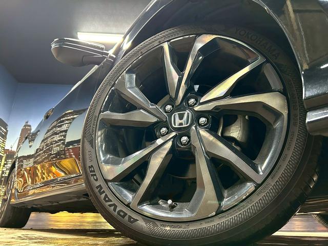 シビック ハッチバック (禁煙車)(純正メモリナビ)(LEDヘッドライト)(バックカメラ)(フロントフォグ)(パドルシフト)(プッシュスタート&スマートキー)(AVH)(純正18インチAW)(18枚目)