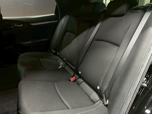シビック ハッチバック (禁煙車)(純正メモリナビ)(LEDヘッドライト)(バックカメラ)(フロントフォグ)(パドルシフト)(プッシュスタート&スマートキー)(AVH)(純正18インチAW)(31枚目)