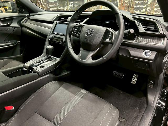 シビック ハッチバック (禁煙車)(純正メモリナビ)(LEDヘッドライト)(バックカメラ)(フロントフォグ)(パドルシフト)(プッシュスタート&スマートキー)(AVH)(純正18インチAW)(37枚目)