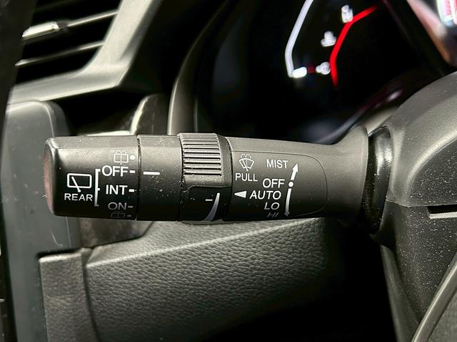 シビック ハッチバック (禁煙車)(純正メモリナビ)(LEDヘッドライト)(バックカメラ)(フロントフォグ)(パドルシフト)(プッシュスタート&スマートキー)(AVH)(純正18インチAW)(46枚目)