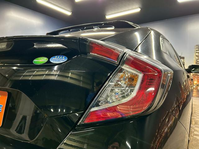 シビック ハッチバック (禁煙車)(純正メモリナビ)(LEDヘッドライト)(バックカメラ)(フロントフォグ)(パドルシフト)(プッシュスタート&スマートキー)(AVH)(純正18インチAW)(50枚目)