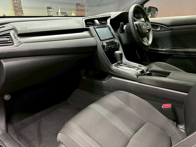 シビック ハッチバック (禁煙車)(純正メモリナビ)(LEDヘッドライト)(バックカメラ)(フロントフォグ)(パドルシフト)(プッシュスタート&スマートキー)(AVH)(純正18インチAW)(59枚目)