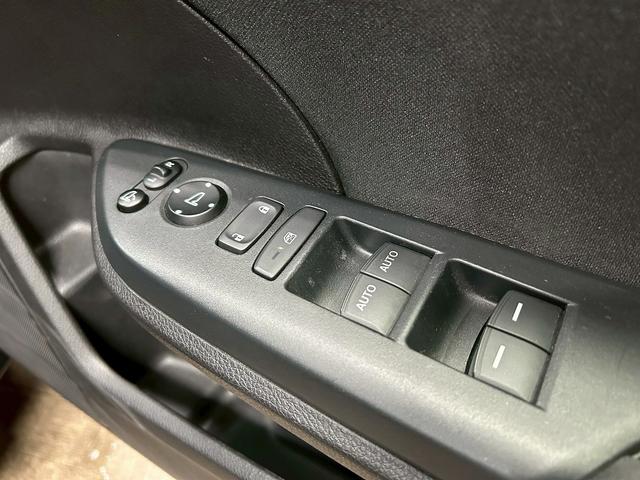 シビック ハッチバック (禁煙車)(純正メモリナビ)(LEDヘッドライト)(バックカメラ)(フロントフォグ)(パドルシフト)(プッシュスタート&スマートキー)(AVH)(純正18インチAW)(60枚目)