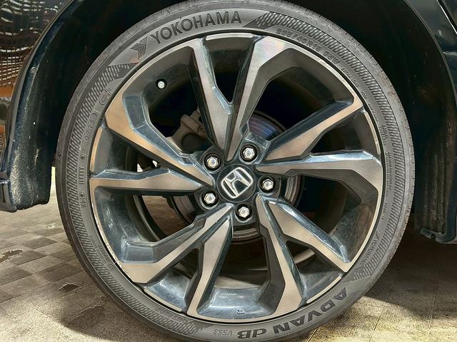 シビック ハッチバック (禁煙車)(純正メモリナビ)(LEDヘッドライト)(バックカメラ)(フロントフォグ)(パドルシフト)(プッシュスタート&スマートキー)(AVH)(純正18インチAW)(63枚目)