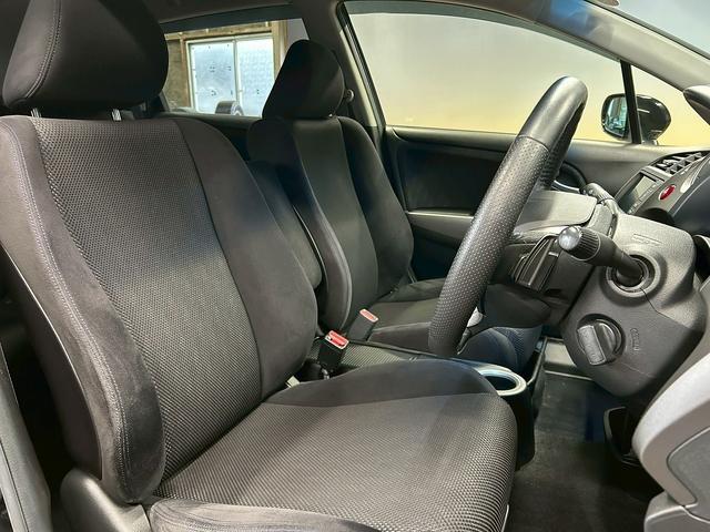 ストリーム RSZ (禁煙車)(後期型)(純正HDDナビ)(HIDヘッド)(フルフラット)(バック&サイドカメラ)(パドルシフト)(スマートキー)(ETC)(3列シート)(Bluetooth接続可)(純正17インチAW)(16枚目)