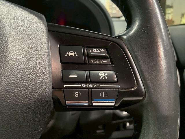 【レーダークルーズコントロール】ミリ波レーダーが車間距離を測って設定車速内で車速に比例した車間距離を保ちながら追従走行する装置で近づきすぎたときは自動でブレーキし、離れすぎたときには自動増速もする。