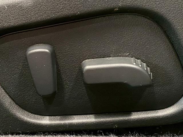 【パワーシート】電動でシートポジションの変更が可能です。手動式より細かくシート設定が可能ですのでより快適な姿勢でドライブを楽しんで頂けるでしょう。
