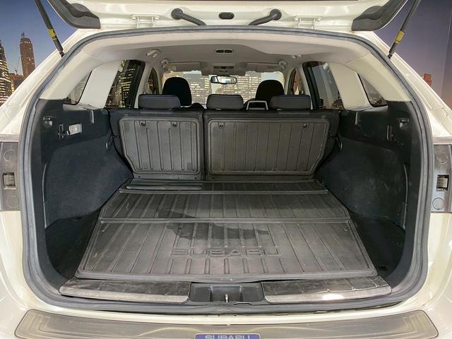 トランクスペースも充分な広さがございます。ゴルフバッグも収納可能です。