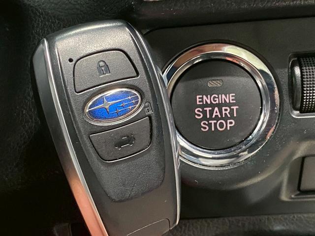 【スマートキー＆プッシュスタート】ドアハンドルを軽く握るだけでドアロックを解錠でき、施錠はドアハンドルのロックスイッチを押すだけでブレーキを踏みながらエンジンスイッチを押すだけで、エンジンが始動！