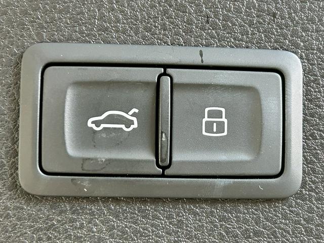 Ｑ５ ２．０ＴＦＳＩクワトロ　スポーツ　（禁煙車）（４ＷＤ）（黒本革シート）（レーダークルーズ）（パワーバックドア）（アラウンドビューモニター）（メーカーナビ）（パークアシスト）（ルーフレール）（ＥＴＣ２．０）（純正１８インチＡＷ）（10枚目）