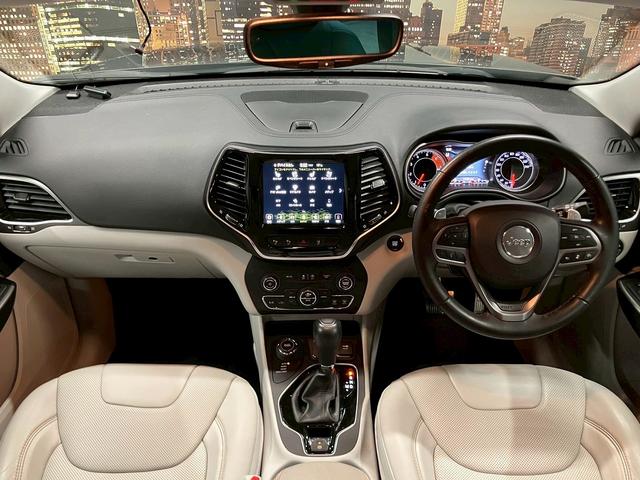 ジープ・チェロキー (禁煙車)(白本革)(メーカーナビ)(バックカメラ)(レーダークルーズ)(ルーフレール)(LEDヘッドライト)(シートヒーター&クーラー)(プッシュスタート&スマートキー)(純正18インチAW)(5枚目)