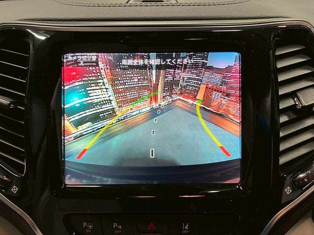 ジープ・チェロキー (禁煙車)(白本革)(メーカーナビ)(バックカメラ)(レーダークルーズ)(ルーフレール)(LEDヘッドライト)(シートヒーター&クーラー)(プッシュスタート&スマートキー)(純正18インチAW)(6枚目)