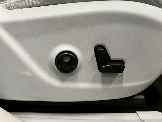 ジープ・チェロキー (禁煙車)(白本革)(メーカーナビ)(バックカメラ)(レーダークルーズ)(ルーフレール)(LEDヘッドライト)(シートヒーター&クーラー)(プッシュスタート&スマートキー)(純正18インチAW)(11枚目)