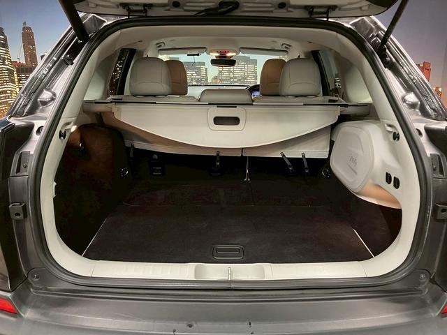 ジープ・チェロキー (禁煙車)(白本革)(メーカーナビ)(バックカメラ)(レーダークルーズ)(ルーフレール)(LEDヘッドライト)(シートヒーター&クーラー)(プッシュスタート&スマートキー)(純正18インチAW)(12枚目)