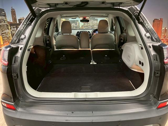 ジープ・チェロキー (禁煙車)(白本革)(メーカーナビ)(バックカメラ)(レーダークルーズ)(ルーフレール)(LEDヘッドライト)(シートヒーター&クーラー)(プッシュスタート&スマートキー)(純正18インチAW)(13枚目)