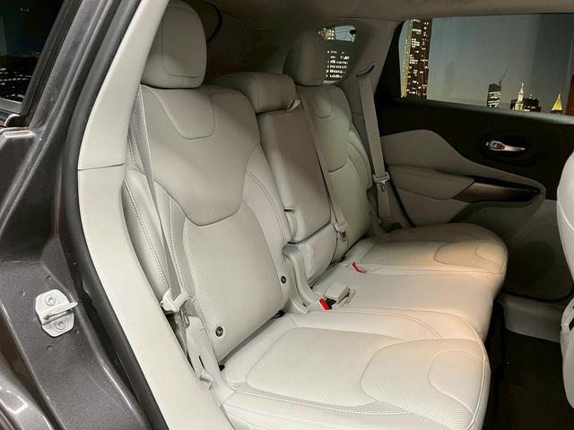 ジープ・チェロキー (禁煙車)(白本革)(メーカーナビ)(バックカメラ)(レーダークルーズ)(ルーフレール)(LEDヘッドライト)(シートヒーター&クーラー)(プッシュスタート&スマートキー)(純正18インチAW)(15枚目)