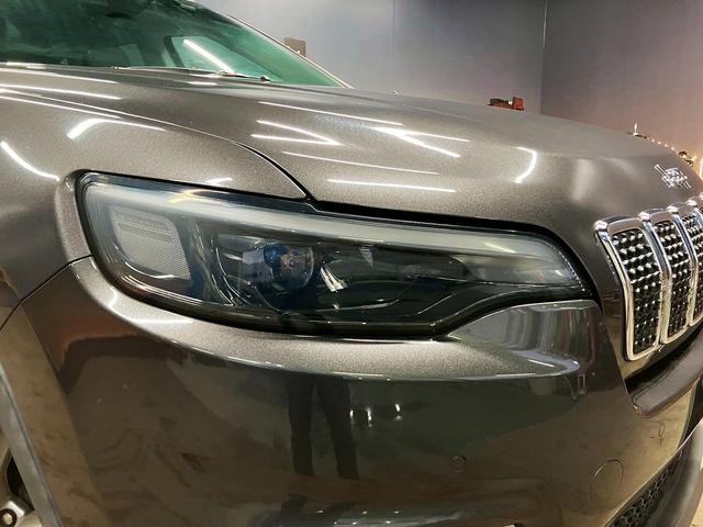 ジープ・チェロキー (禁煙車)(白本革)(メーカーナビ)(バックカメラ)(レーダークルーズ)(ルーフレール)(LEDヘッドライト)(シートヒーター&クーラー)(プッシュスタート&スマートキー)(純正18インチAW)(16枚目)